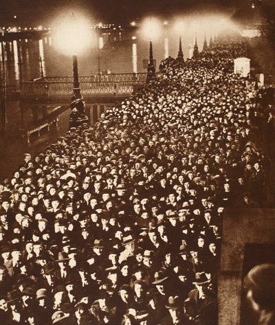 Las multitudes esperando pasar junto al catafalco del Rey Jorge en Westminster Hall, 1936 de English Photographer